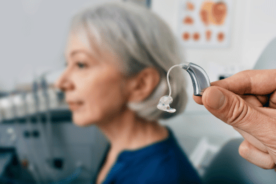 Comment mettre un appareil auditif dans l’oreille