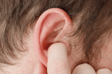 Oreille qui gratte : causes, solutions et prévention